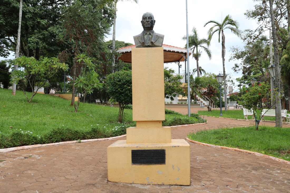 O busto de Michel Neme sobre o pedestal, na Praça da Matriz, com o coreto ao fundo.