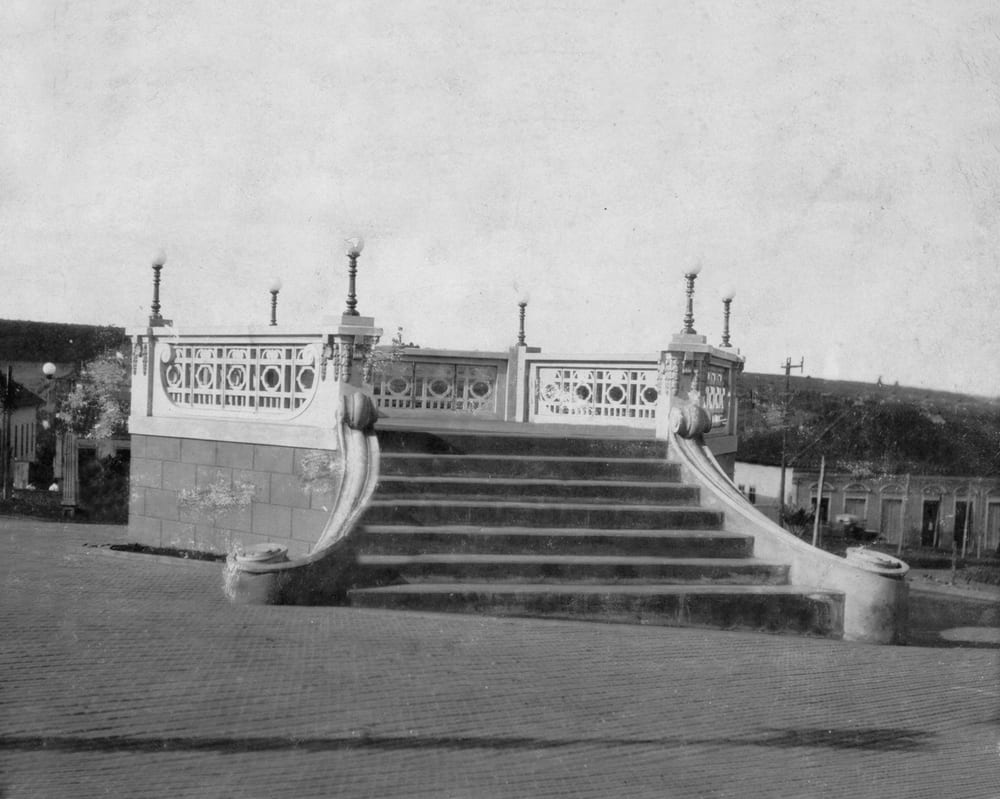 A escadaria da Igreja Matriz antes da remodelação de 1990, com os balaústres e as luminárias. Ela continua no lugar, sob a fonte.