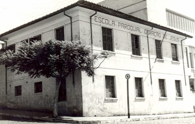 O prédio da Escola Paroquial Coração de Jesus, com o nome na fachada.