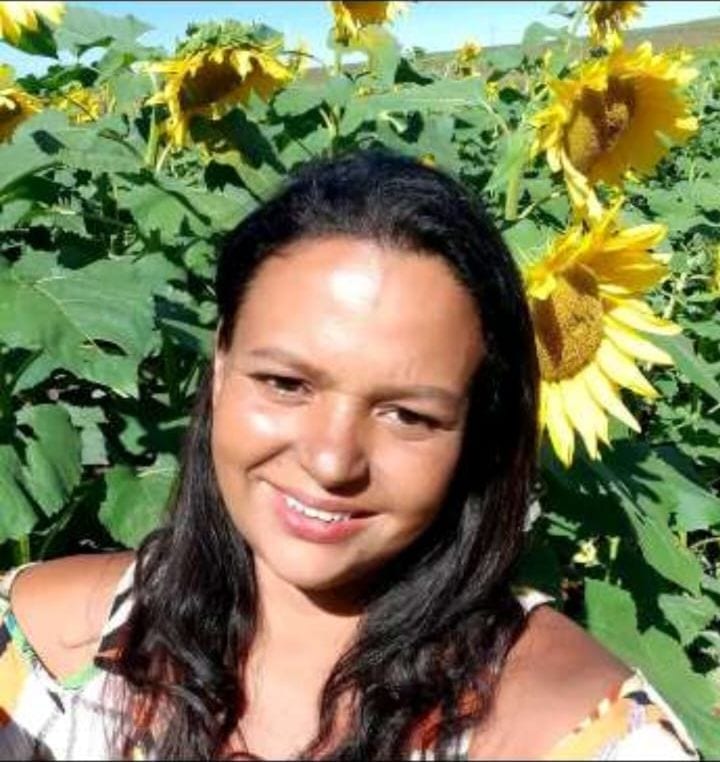 Rosilene Lemes Paixão, a Rosinha, num campo de girassóis.